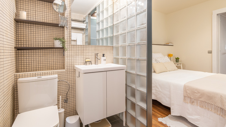 Cam tuğlalar tuvalet ve uyku alanları arasında bir bölme oluşturuyor