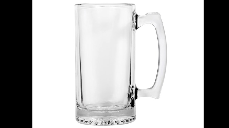 Beyaz bir arka planda sergilenen Dolar Ağacı'ndan şeffaf cam bira bardağı.