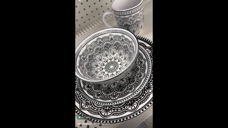 Dollar Tree'deki siyah beyaz desenli yemek takımlarını gösteren TikTok videosunun ekran görüntüsü.