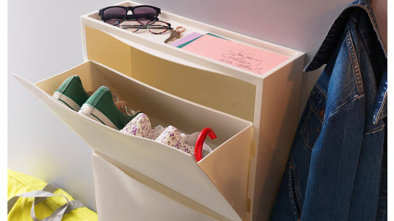 Duvara monte edilmiş ayakkabılarla birlikte IKEA TRONES dolabı