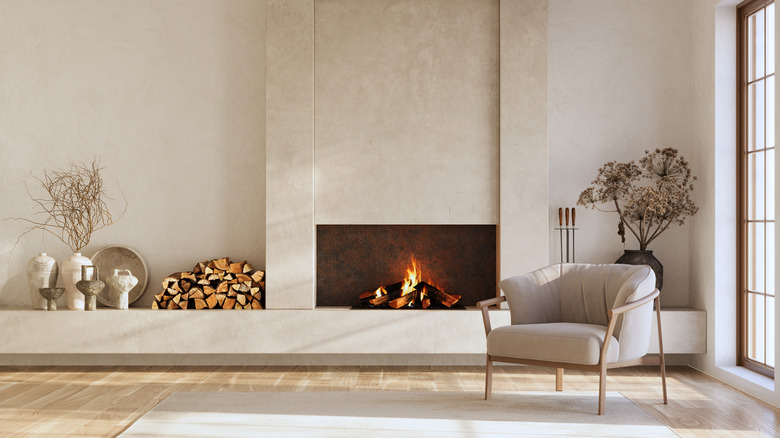 Bir evde krem ​​renkli mineral sıva duvarı