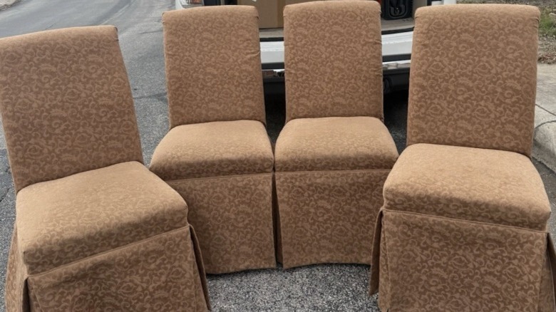 Açık kahverengi kılıflı 4'lü Parsons yemek sandalyesi seti