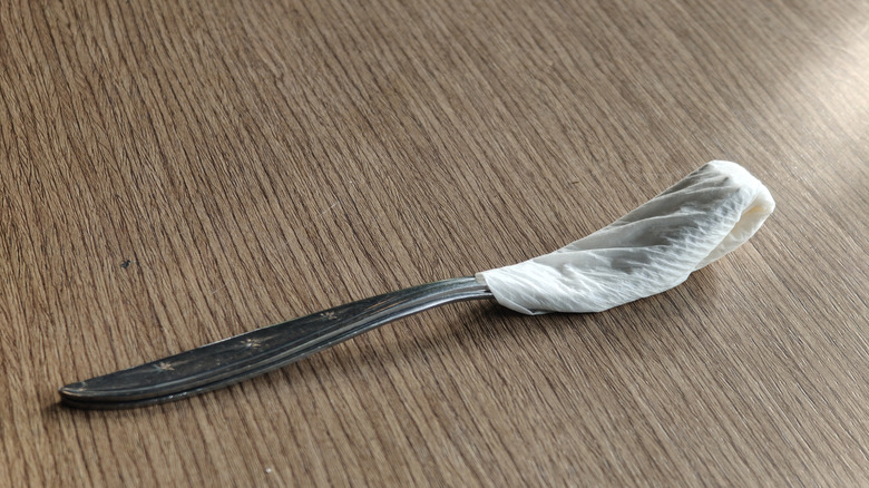 Mürekkepsiz kağıt bir bez içinde saklanan gümüş çatal