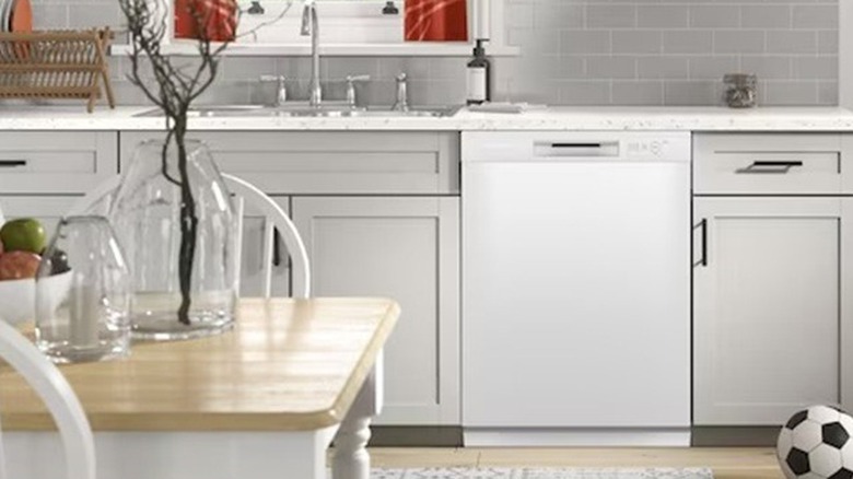 Hotpoint bulaşık makinesi mutfağa takıldı