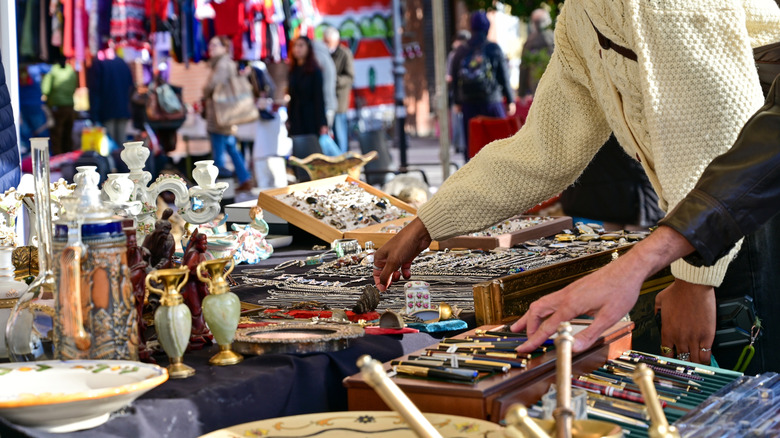 bit pazarına bakan insanlar