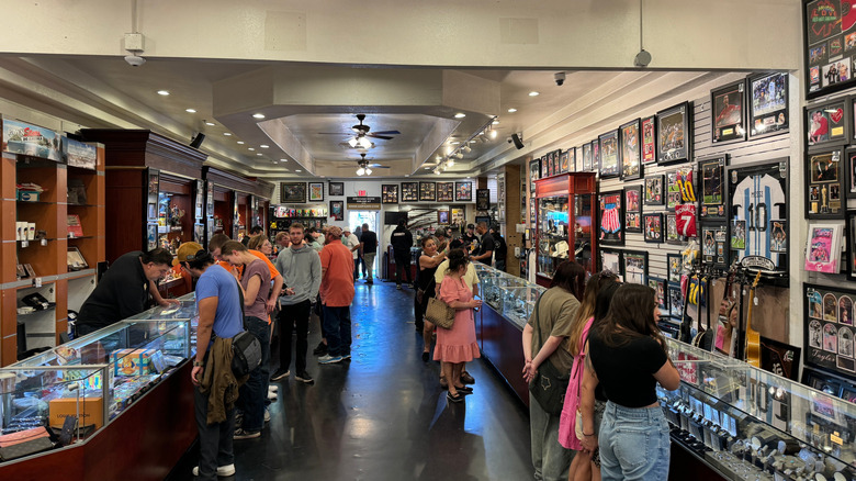 İçinde müşteriler olan rehinci dükkanı