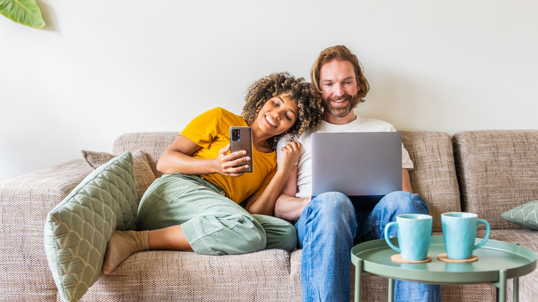 çift ​​cihazlarında alışveriş yapıyor