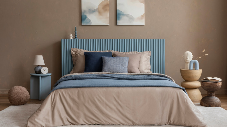 Renk ve desen karışımından oluşan tamamen yapılmış bir yatak