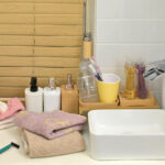 İkinci El Mağazasında Bulabileceğiniz Bir Ürünle Banyo Tezgahlarını Dağınıklıktan Arındırın