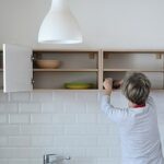 Mutfak Dolaplarınızın Üstündeki Boş Alandan Nefret mi Ediyorsunuz? Modaya Uygun Bir Sanat Eseriyle Gizleyin