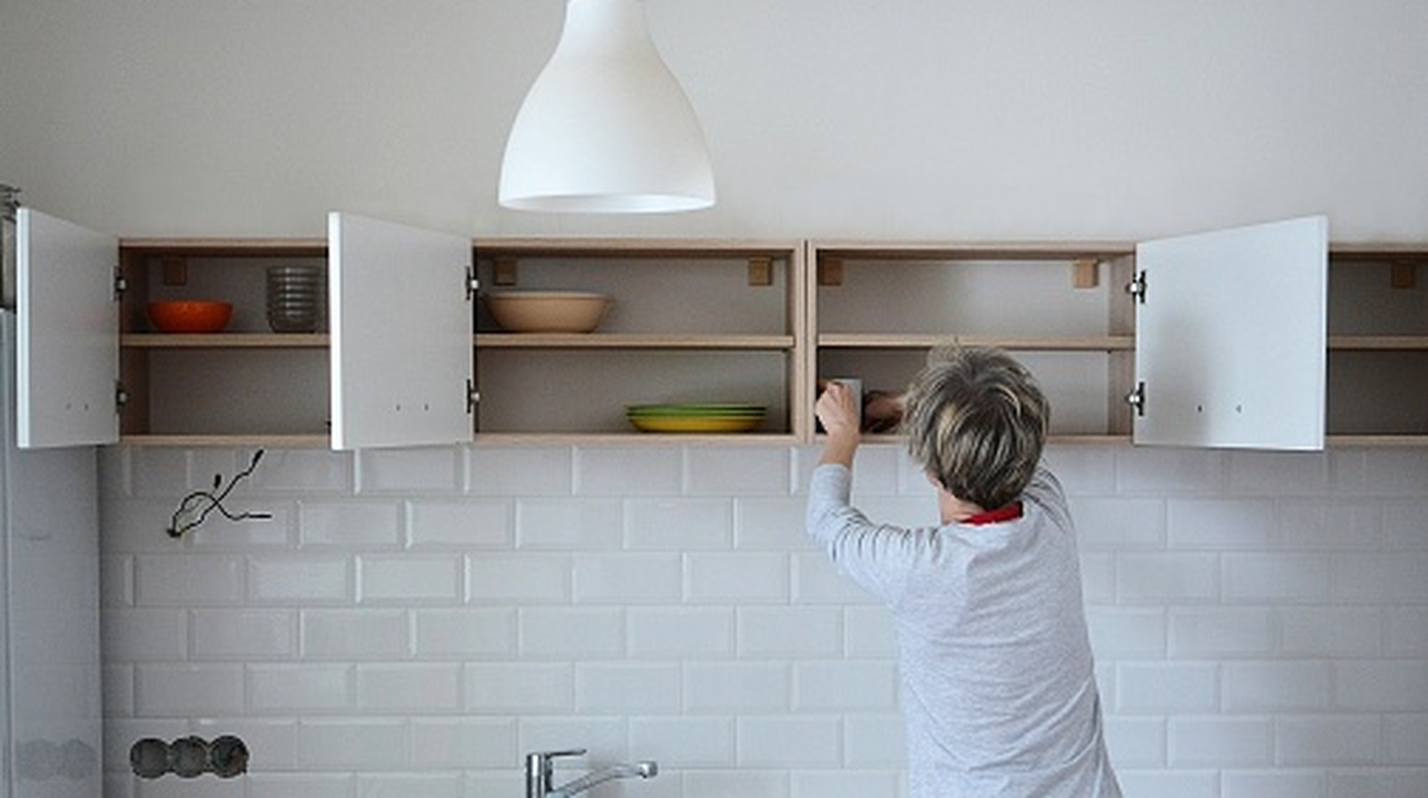 Mutfak Dolaplarınızın Üstündeki Boş Alandan Nefret mi Ediyorsunuz? Modaya Uygun Bir Sanat Eseriyle Gizleyin