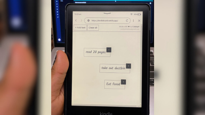 Ekranda beyaz tahta web sitesi bulunan Kindle'ın yakın çekimi