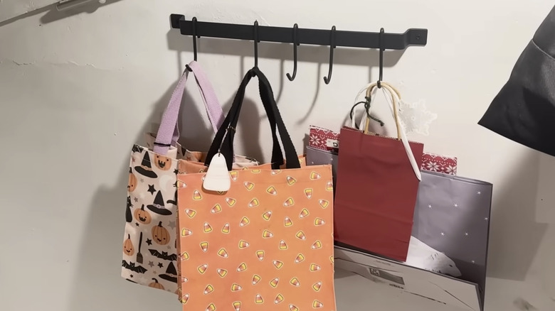 Ekstra çantaları asmak için bodrum merdiveninde kullanılan ray deposu.