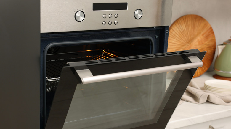 Mutfakta elektrikli fırını açın