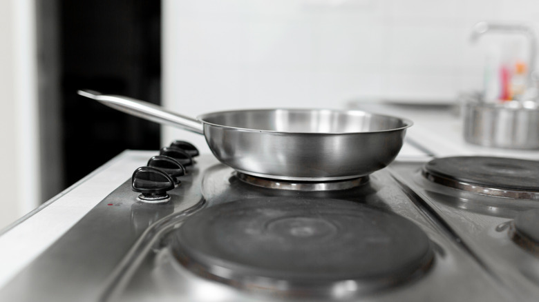 Elektrikli ocakta kızartma tavası