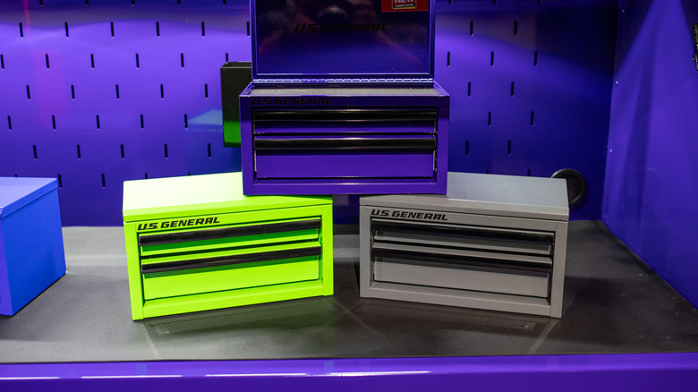 Harbor Freight'in ABD Genel Mini Çelik Alet Kutusu artık mavi, yeşil ve gri olmak üzere 3 yeni renkte mevcut.