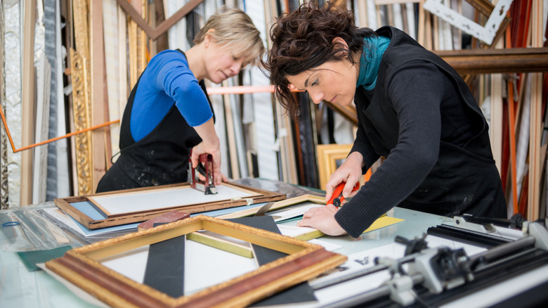 Çerçeveler üzerinde çalışan kadınlar