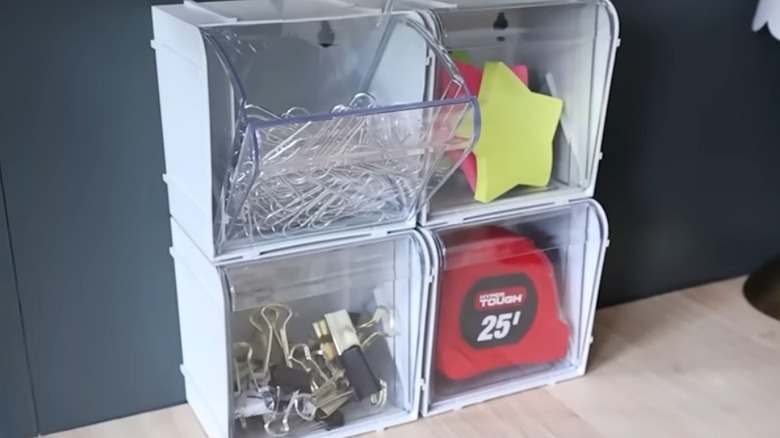 Masanın temel malzemeleriyle dolu istiflenebilir eğimli kutular