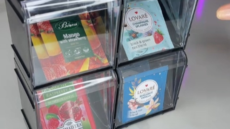 çay poşetleriyle dolu istiflenebilir eğimli kutular