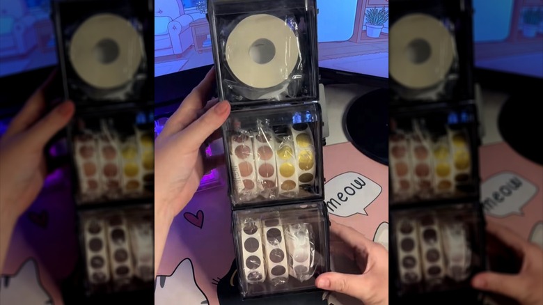 çıkartmalar tutan yığılmış eğimli kutular