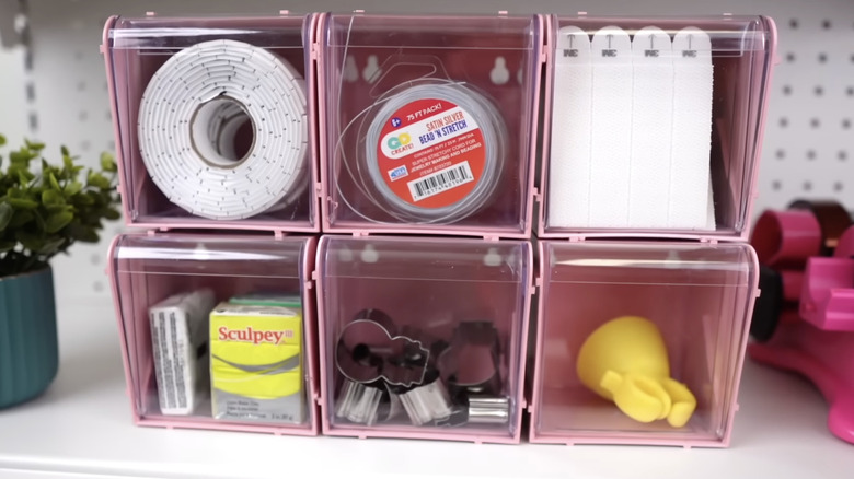 el sanatları malzemeleriyle dolu pembe istiflenebilir eğimli kutular