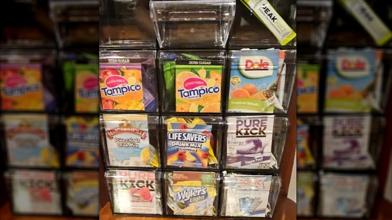 İstiflenebilir eğimli kutular kullanılarak yapılan içecek karışımı organizatörü