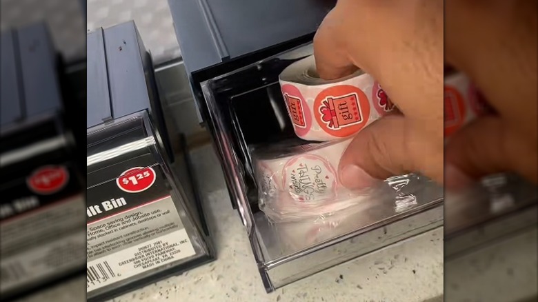 küçük işletme mühürlerini tutan eğimli kutuların istiflenmesi