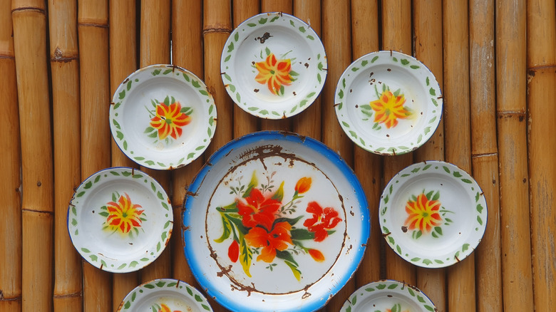 Bir masada antika çiçek tabakları