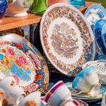 Eski Bir Tabağı ve Şarap Bardağını Vintage Esintili Güzel Bir Kek Standına Dönüştürün