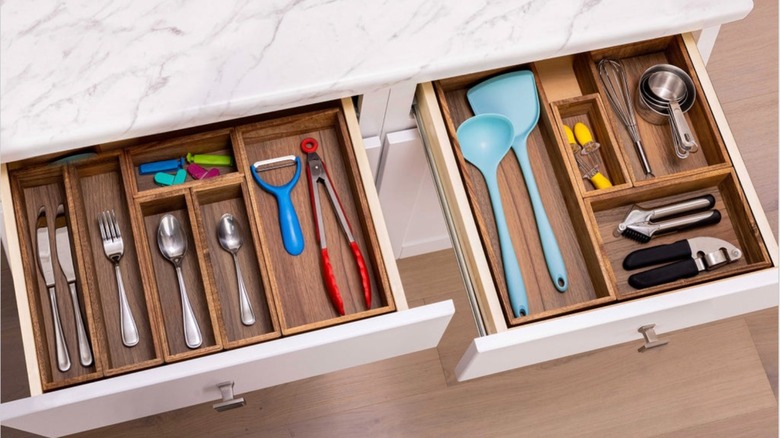 Mutfak çekmecelerindeki eşyaları düzenlemek için kullanılan Costco kutu seti.