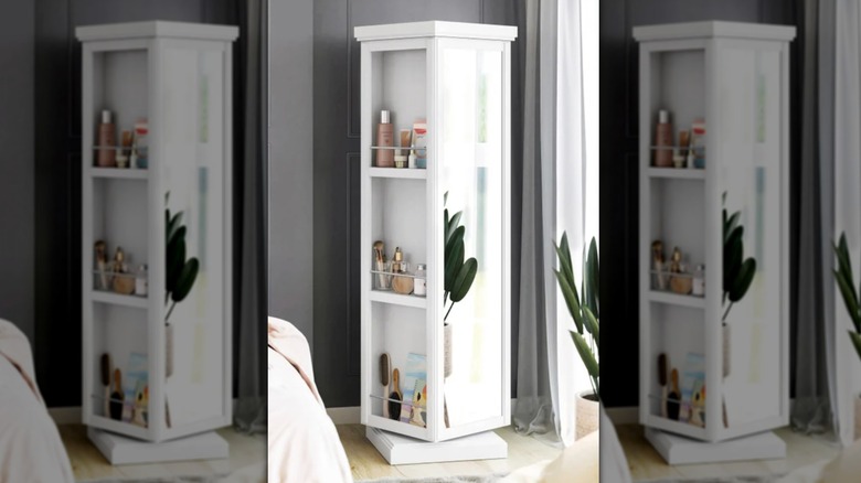 Costco'nun Tresanti Charlie döner makyaj masası bir yatak odasına yerleştirildi.