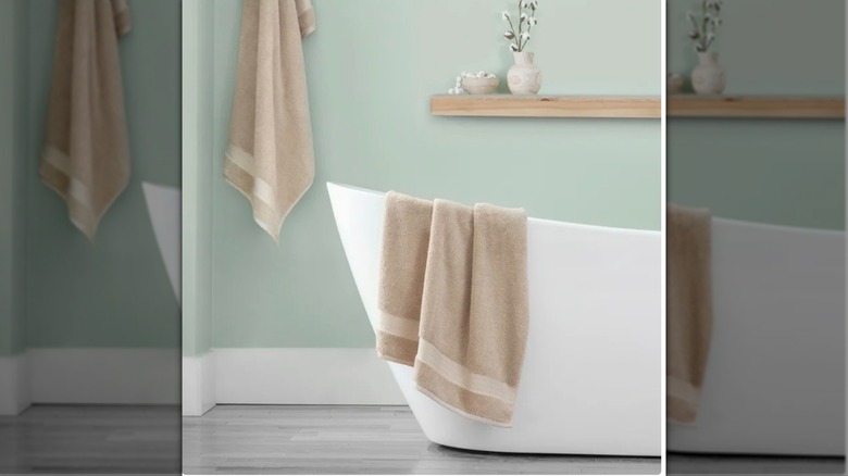 Küvetli bir banyoda Costco banyo çarşafları asılı.