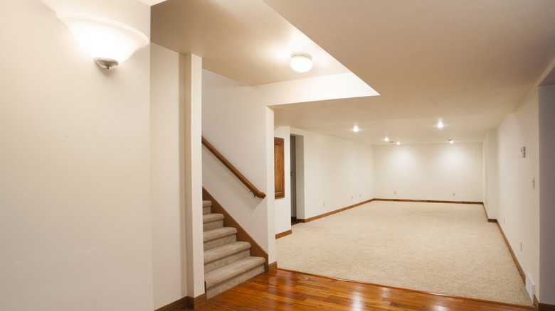 Krem rengi duvarlarla bodrum katı tamamlandı