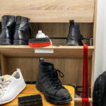 Eski Bir Ayakkabı Rafını Kullanışlı Dış Mekan Baraka Deposuna Dönüştürün