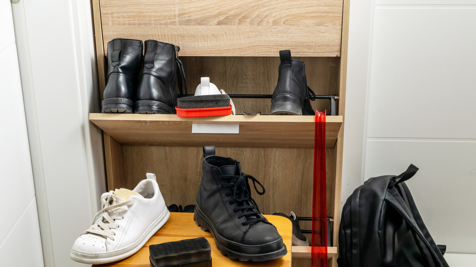 Eski Bir Ayakkabı Rafını Kullanışlı Dış Mekan Baraka Deposuna Dönüştürün