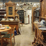 Çok Yaygın ve Yeniden Trend Olan Vintage İkinci El Mağaza Rafları