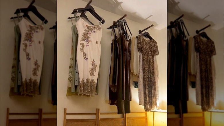 Yatağın üzerindeki askılardan verilen giysiler