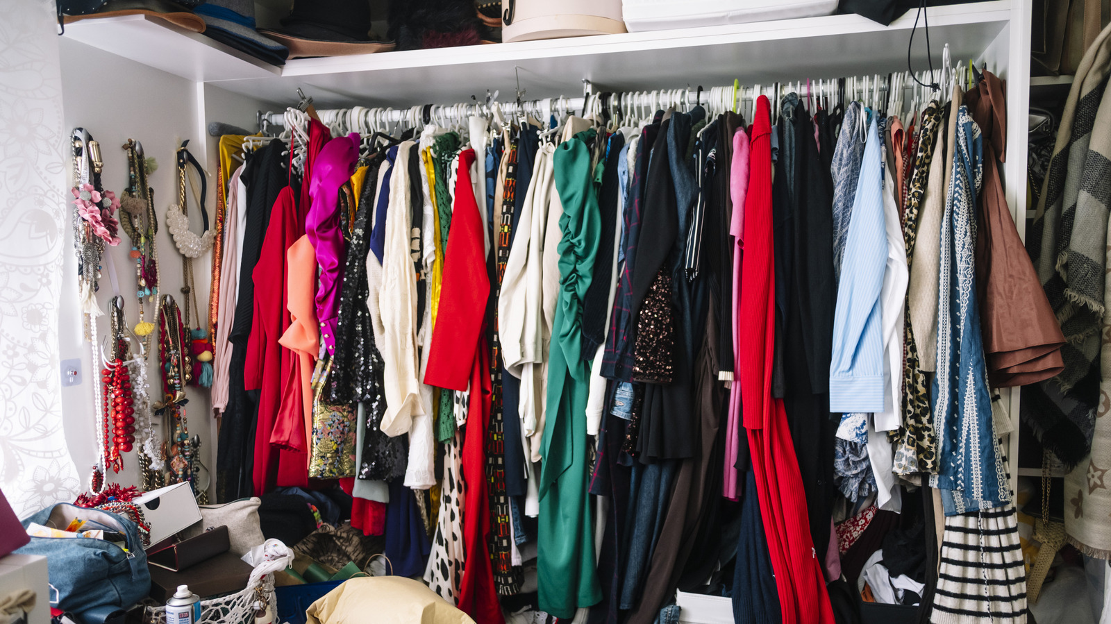 Yerden Tasarruf Sağlayan Bu Yaratıcı Depolama Tüyosuyla Giysilerinizi Benzersiz Bir Şekilde Asın