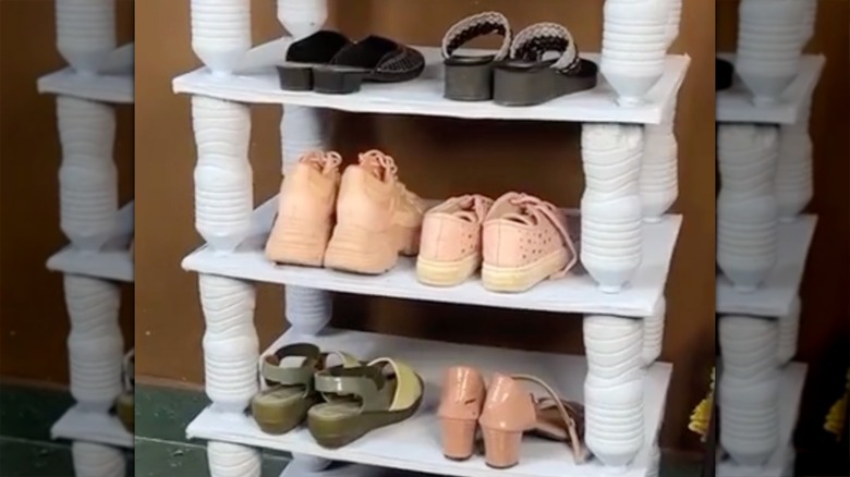 Şişelerden ve kartondan yapılmış bir raf