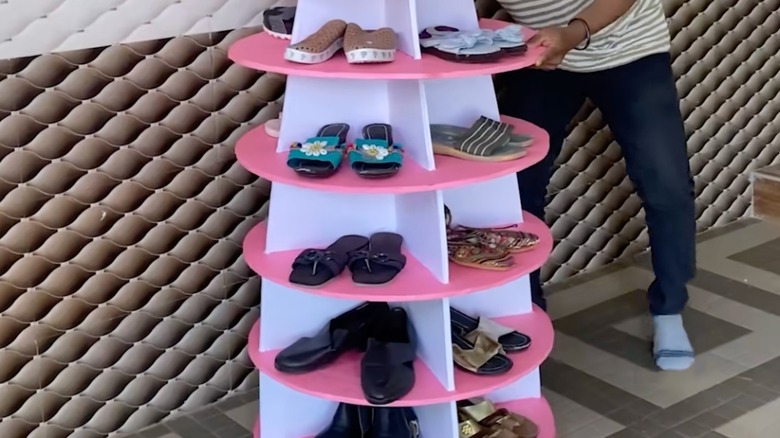 Karton ve boyadan yapılmış raflar