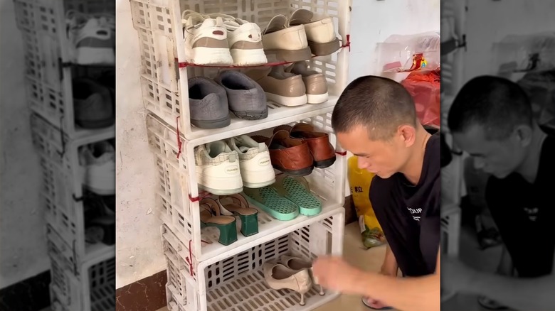 Beyaz süt kasaları ayakkabı rafına dönüştü