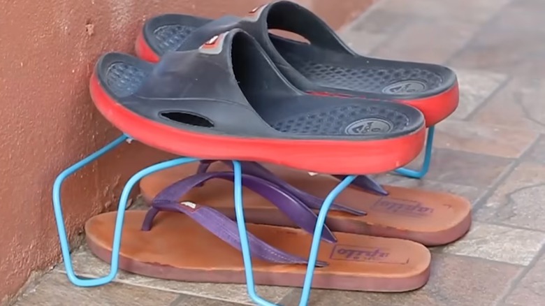 mavi metal askılardan yapılmış ayakkabı standı