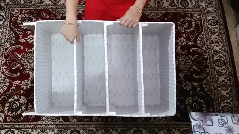 Karton ve nakliye kutusundan yapılmış raflar