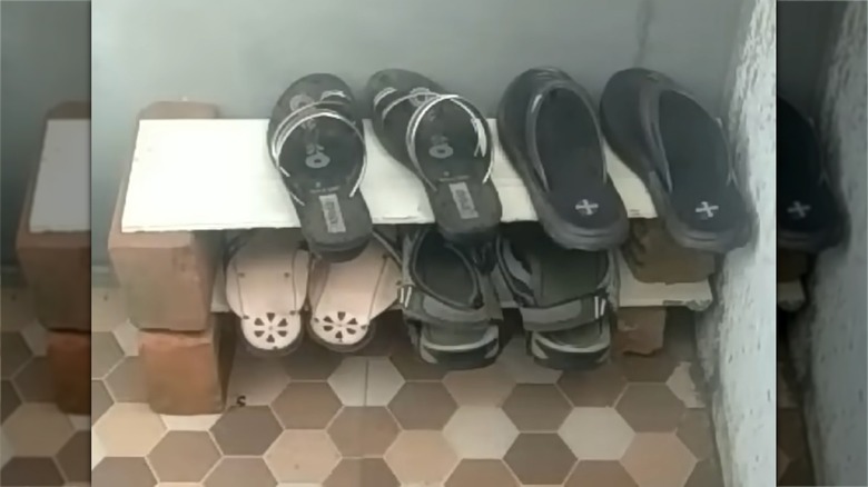 tuğla ve ahşaptan oluşan ayakkabı rafı