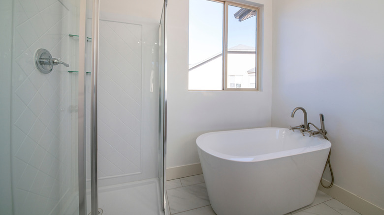 Akrilik plastikten yapılmış beyaz bir duş