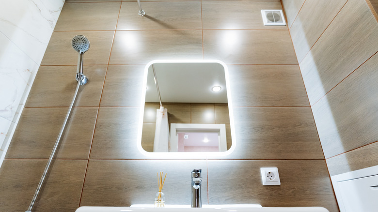 Sert ahşabın görünümünü taklit eden laminat kaplı duş