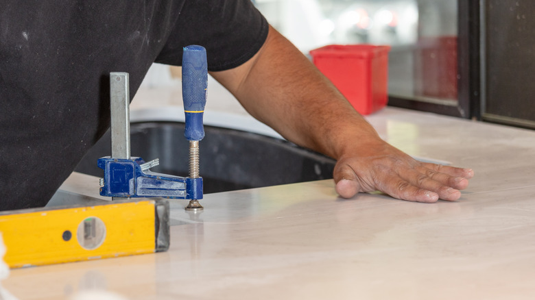 Süper Beyaz Kuvars tezgahı kuran kişi