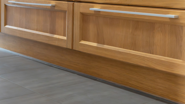 altta kickboard bulunan dolap