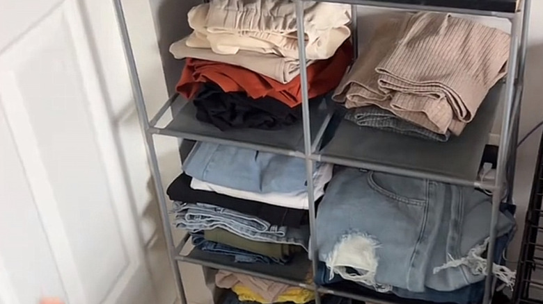 Katlanmış giysiler için kullanılan Dolar Ağacı küp deposu