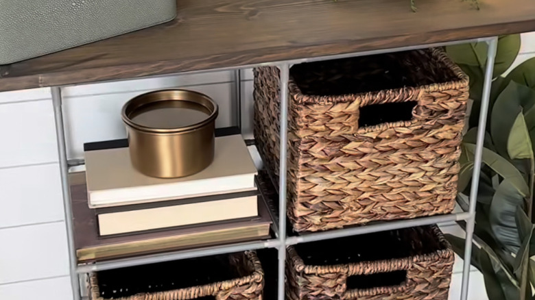 Sepetler ve kitaplar için kullanılan depolama rafı